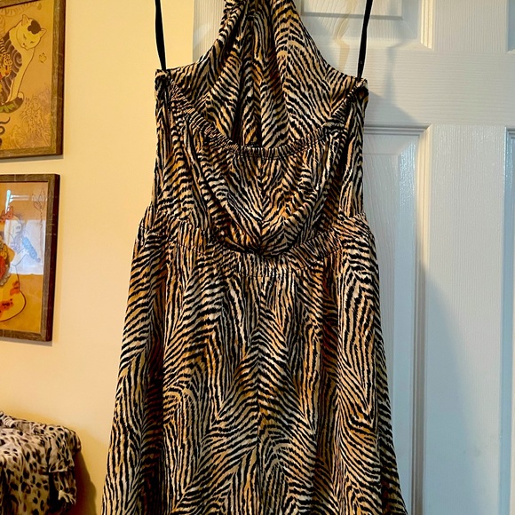 Super cute halter jumper in animal print. - Picture 5 of 8